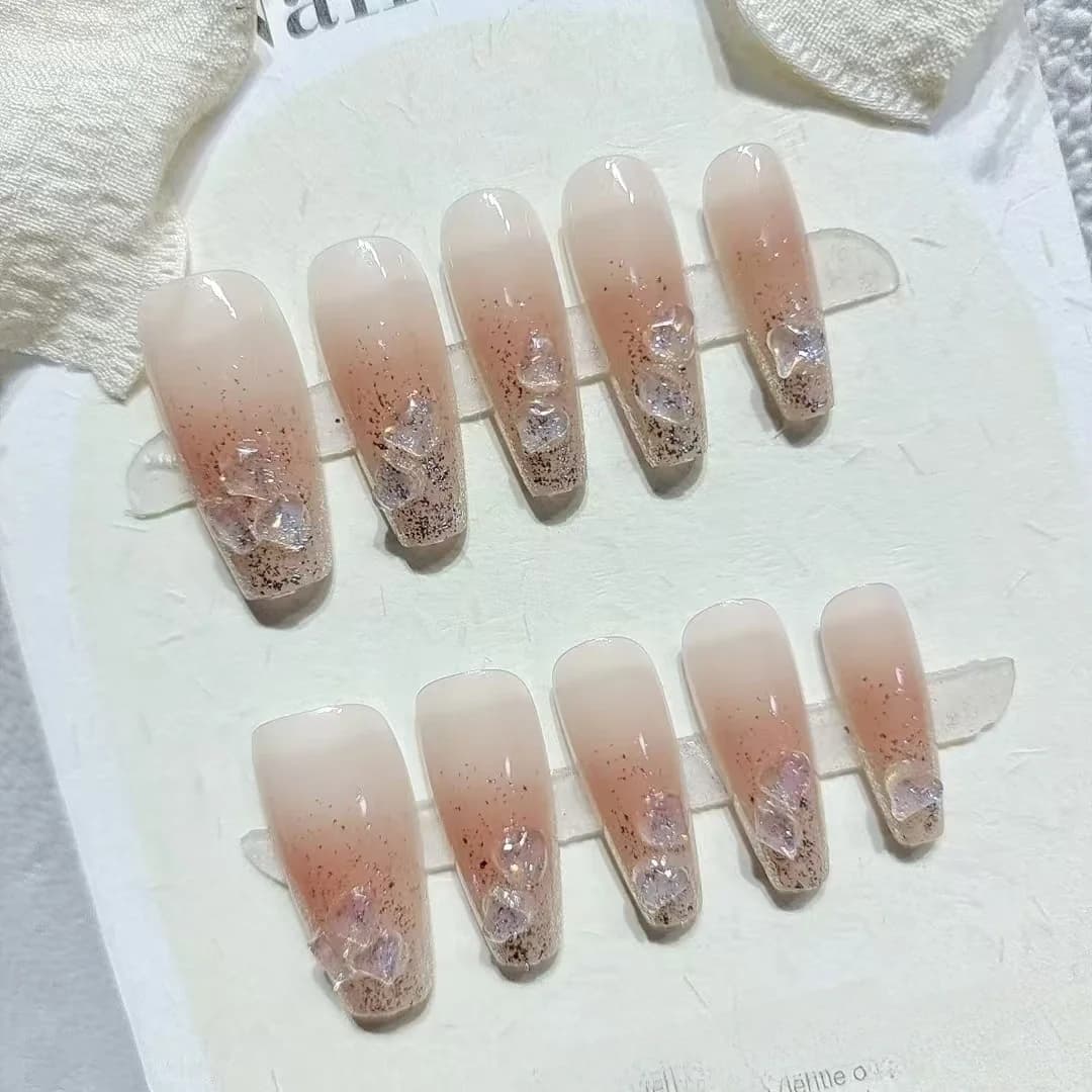 Faux ongles avec strass cœurs, forme cercueil courte et moyenne