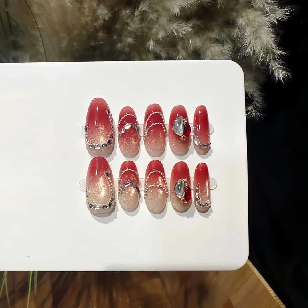 Faux Ongles Œil de Chat Rouge Rosé avec Strass et Chaînes