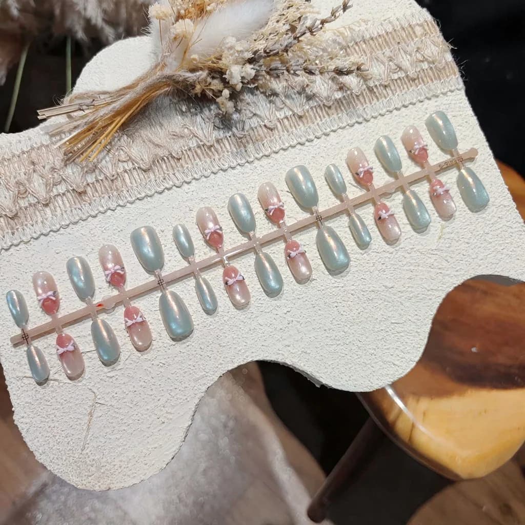 Faux Ongles Œil de Chat Rose avec Nœud et Perles de Verre