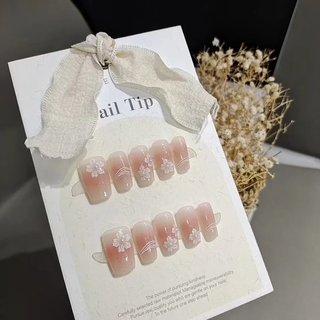 Faux ongles courts forme cercueil fleurs peintes à la main effet blush