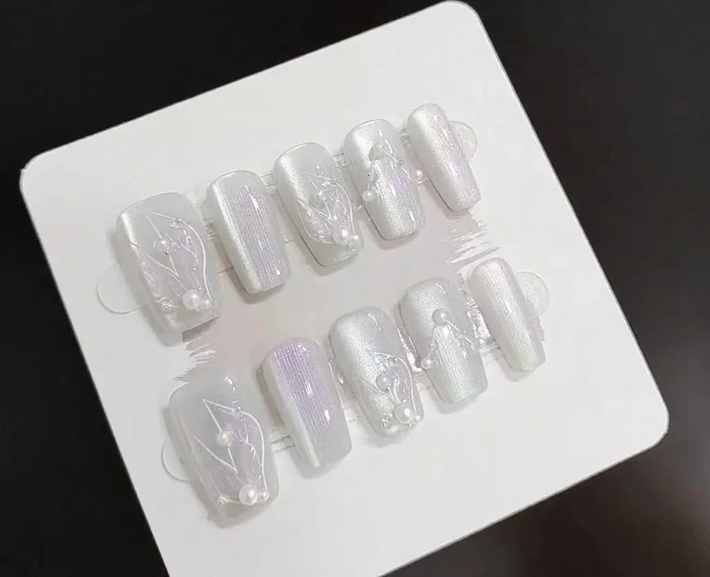 Faux ongles sirène blanc argenté effet œil de chat avec perles