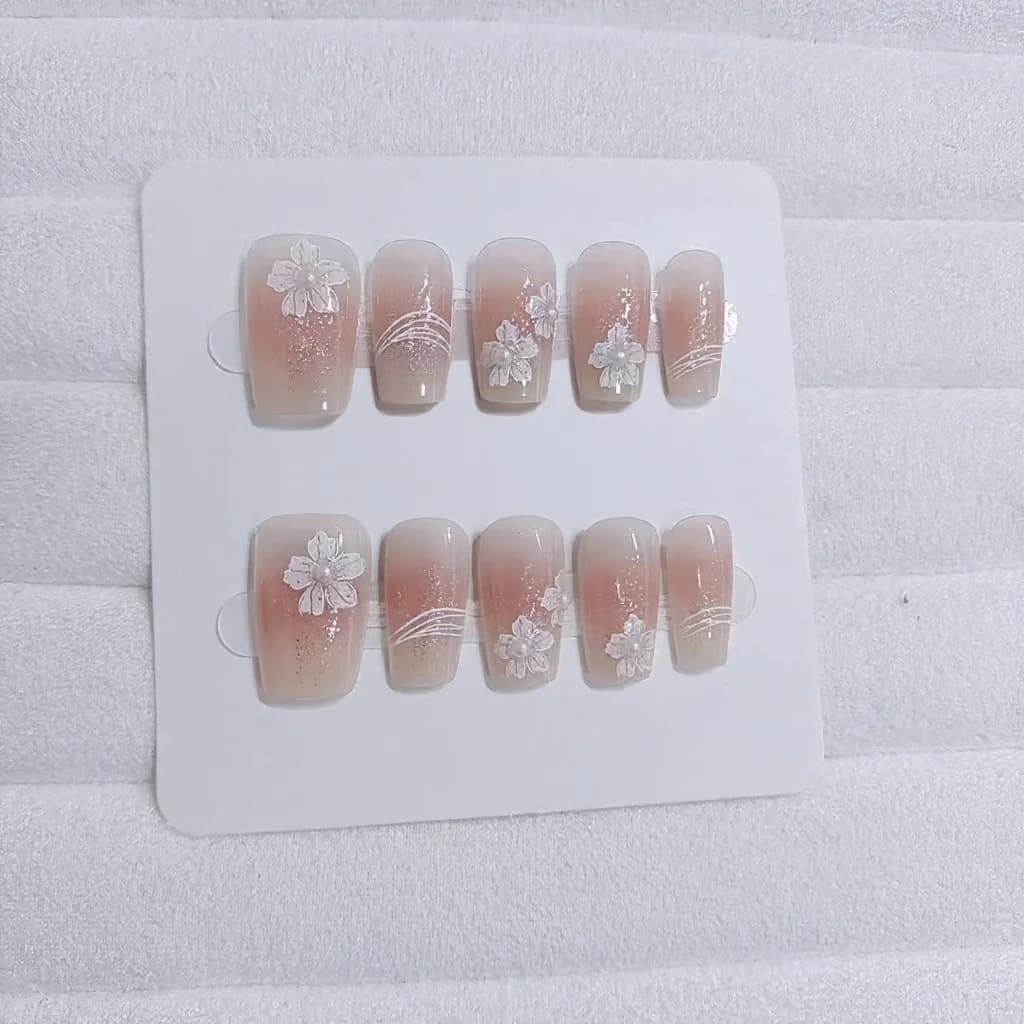 Faux Ongles Peints à la Main Motif Fleurs Forme Cercueil Courte Design Blush