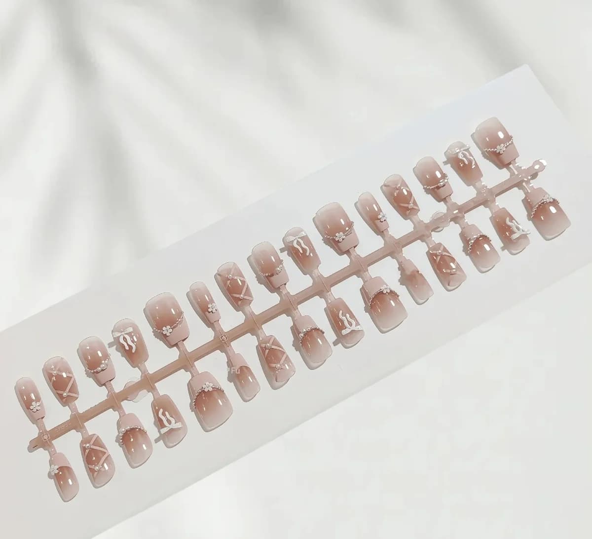 Faux ongles carrés courts French rose avec nœud et chaîne