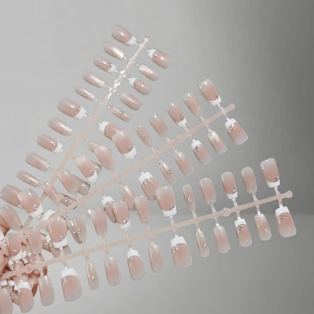 Faux ongles French manucure avec strass et nœud, forme carrée courte