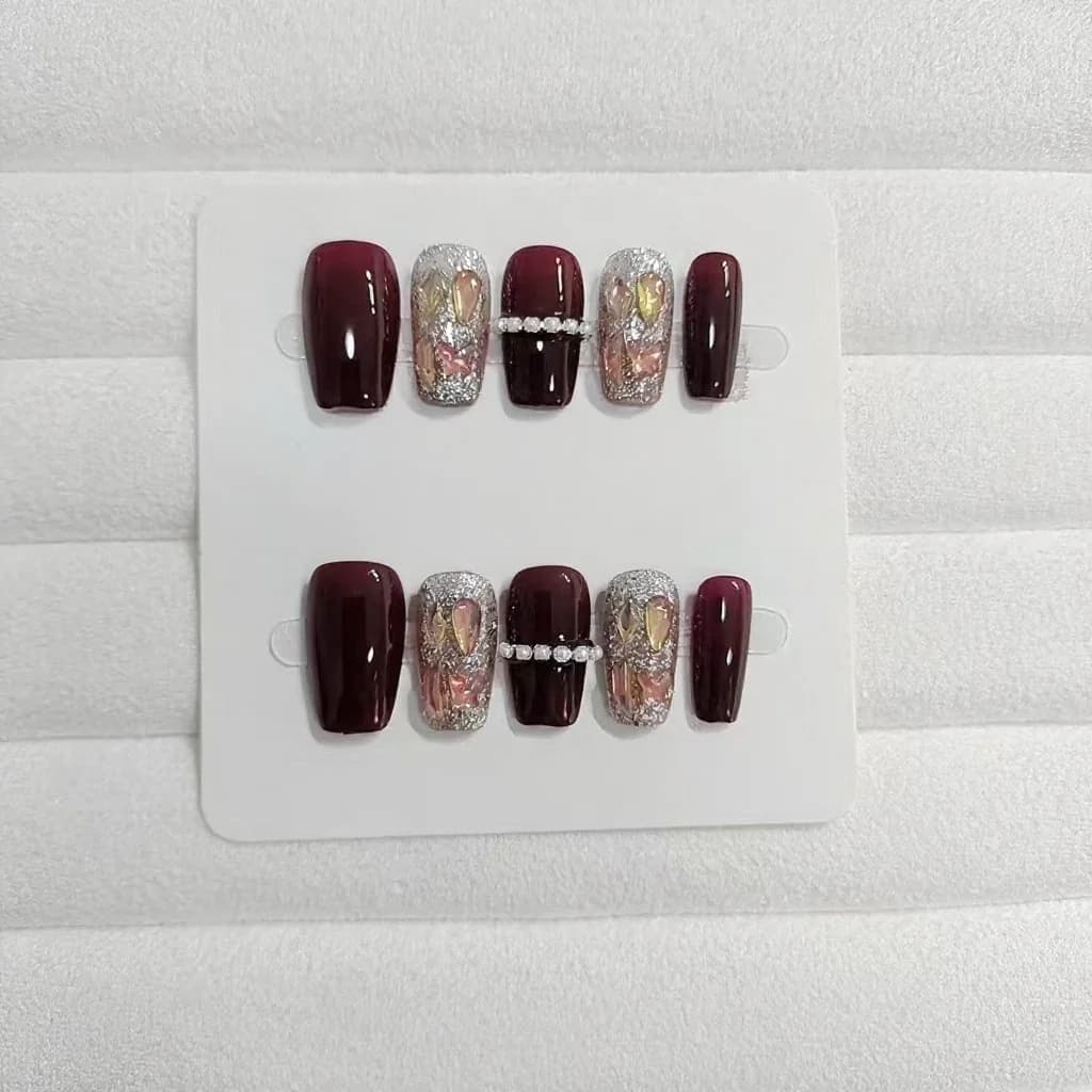Faux Ongles Ciel Étoilé Rouge avec Strass Chaîne, Forme Coffin Court