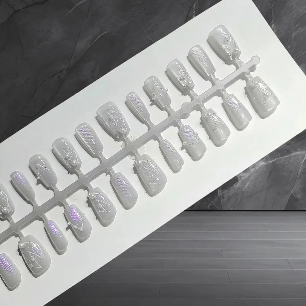 Faux ongles sirène blanc argenté effet œil de chat avec perles