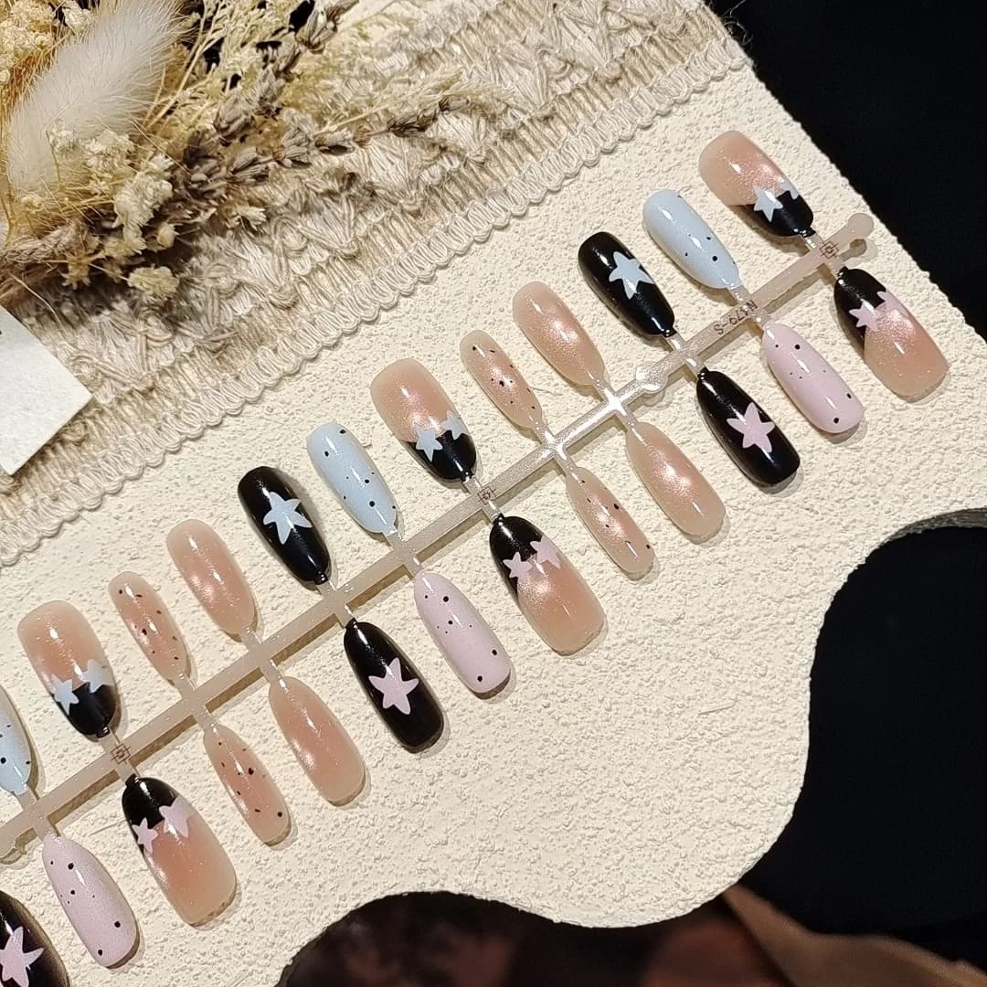 Faux ongles effet œil de chat étoiles et pois, manucure style doux