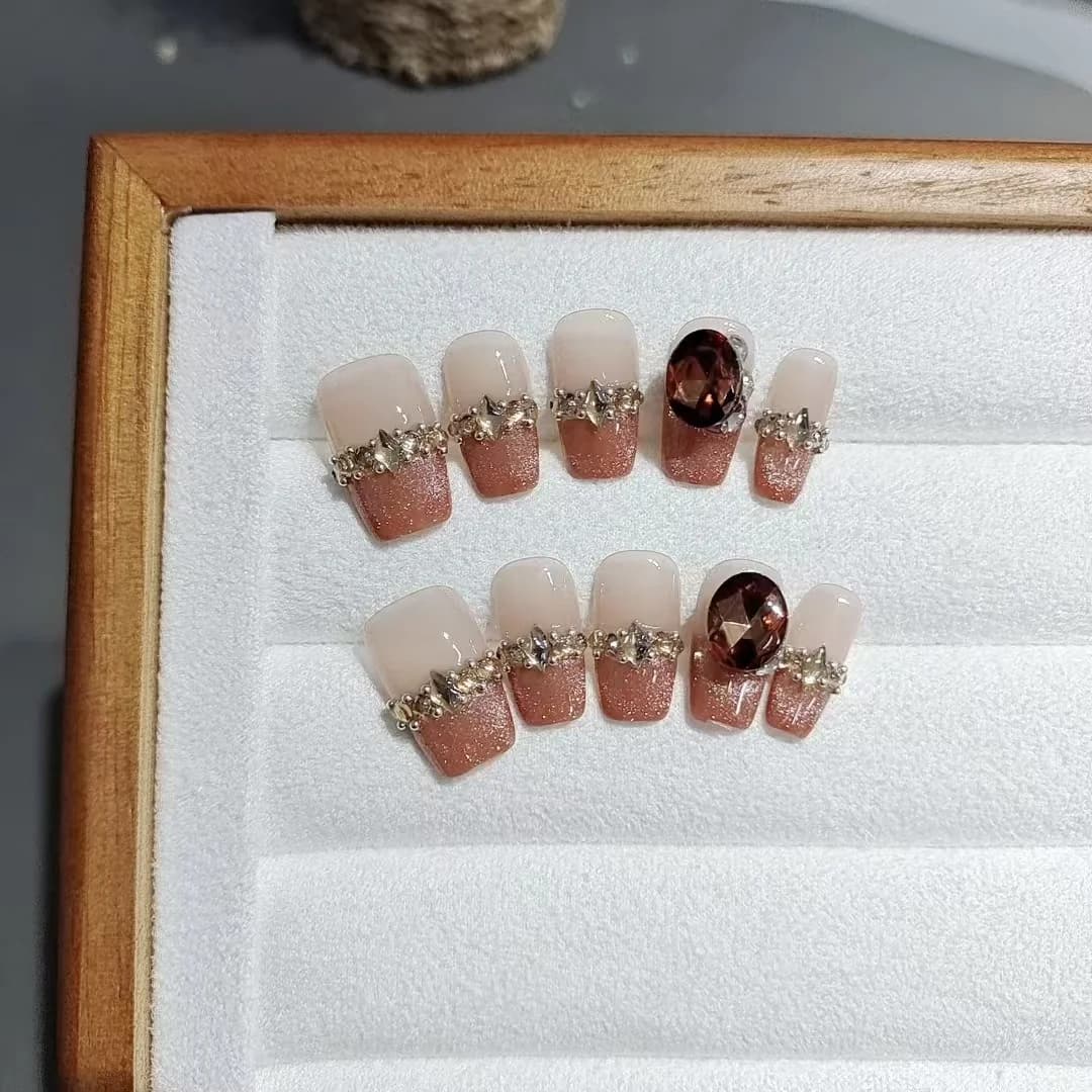 Faux ongles French effet œil de chat avec strass
