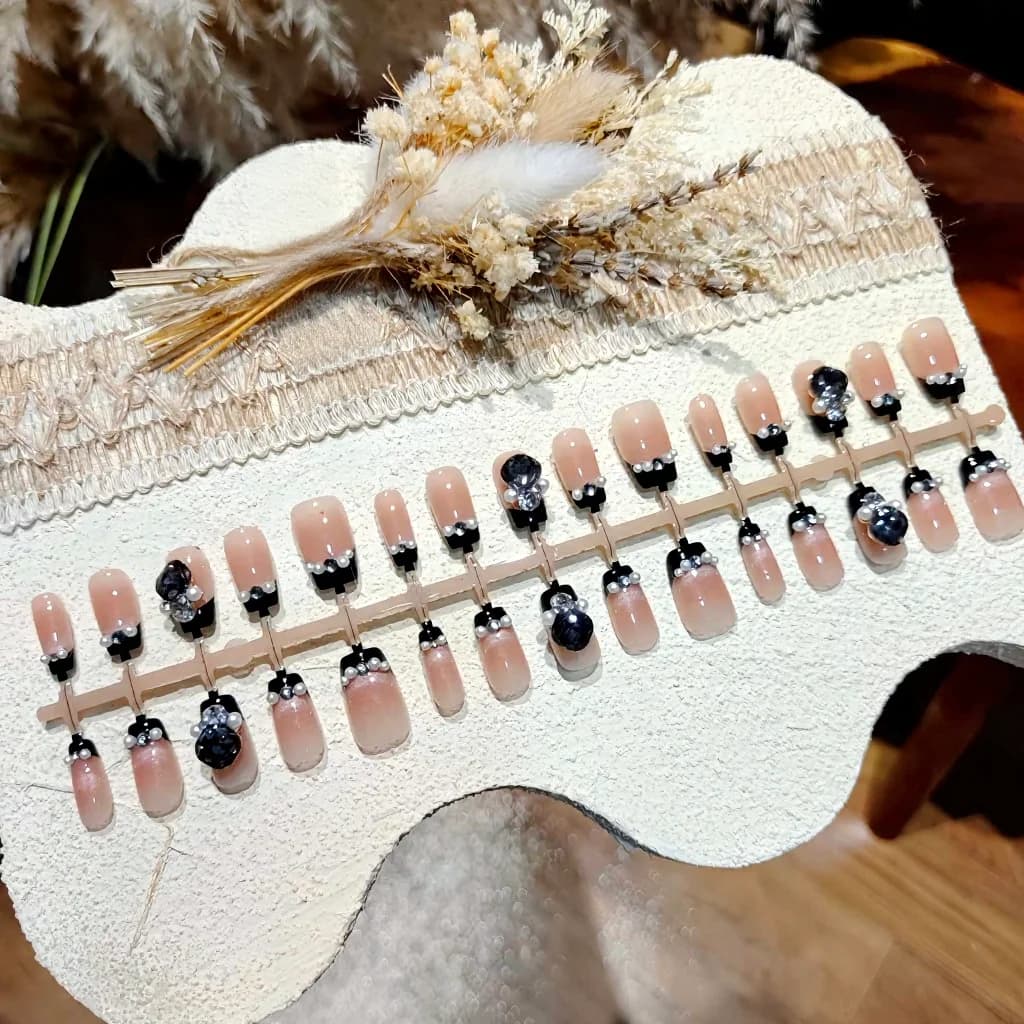 Faux ongles œil de chat noir avec perles et strass