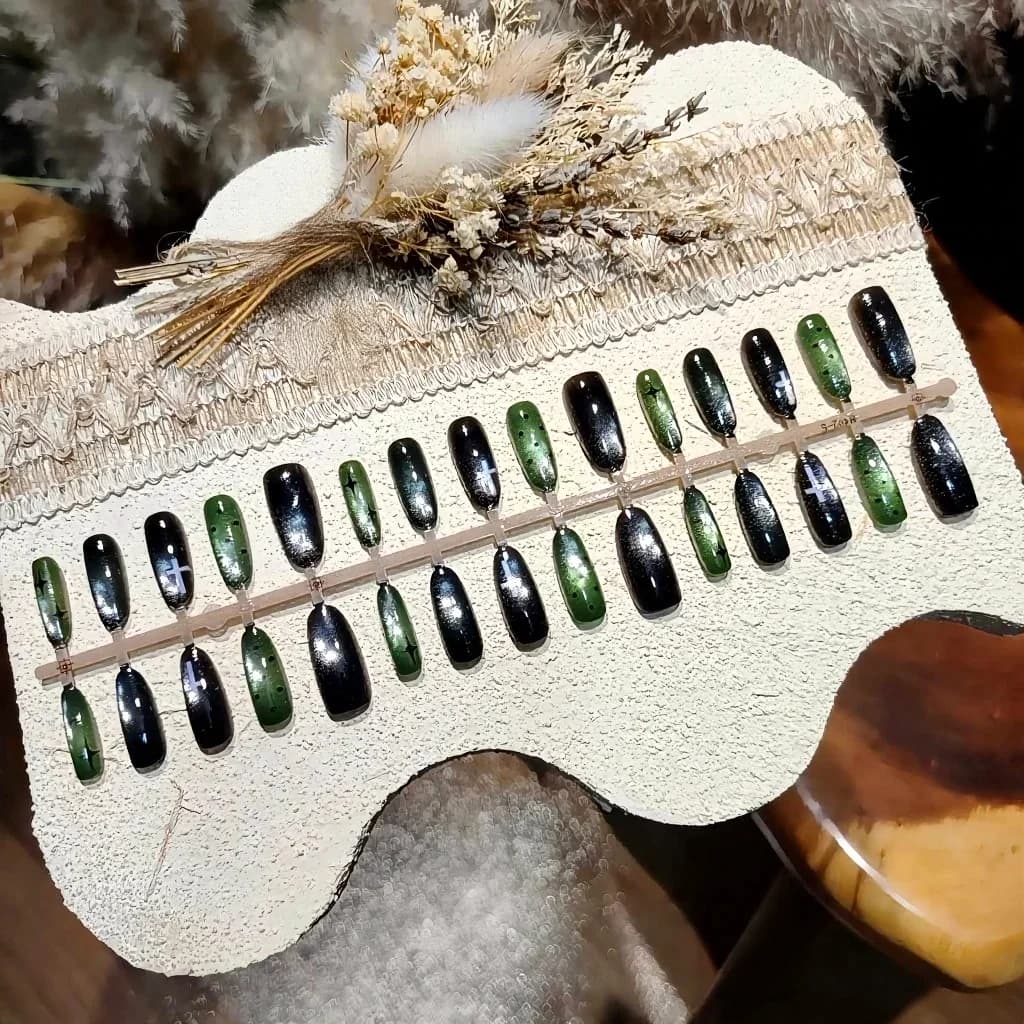 Faux ongles Œil de Chat Ovale Moyen Style Sombre Doux et Cool