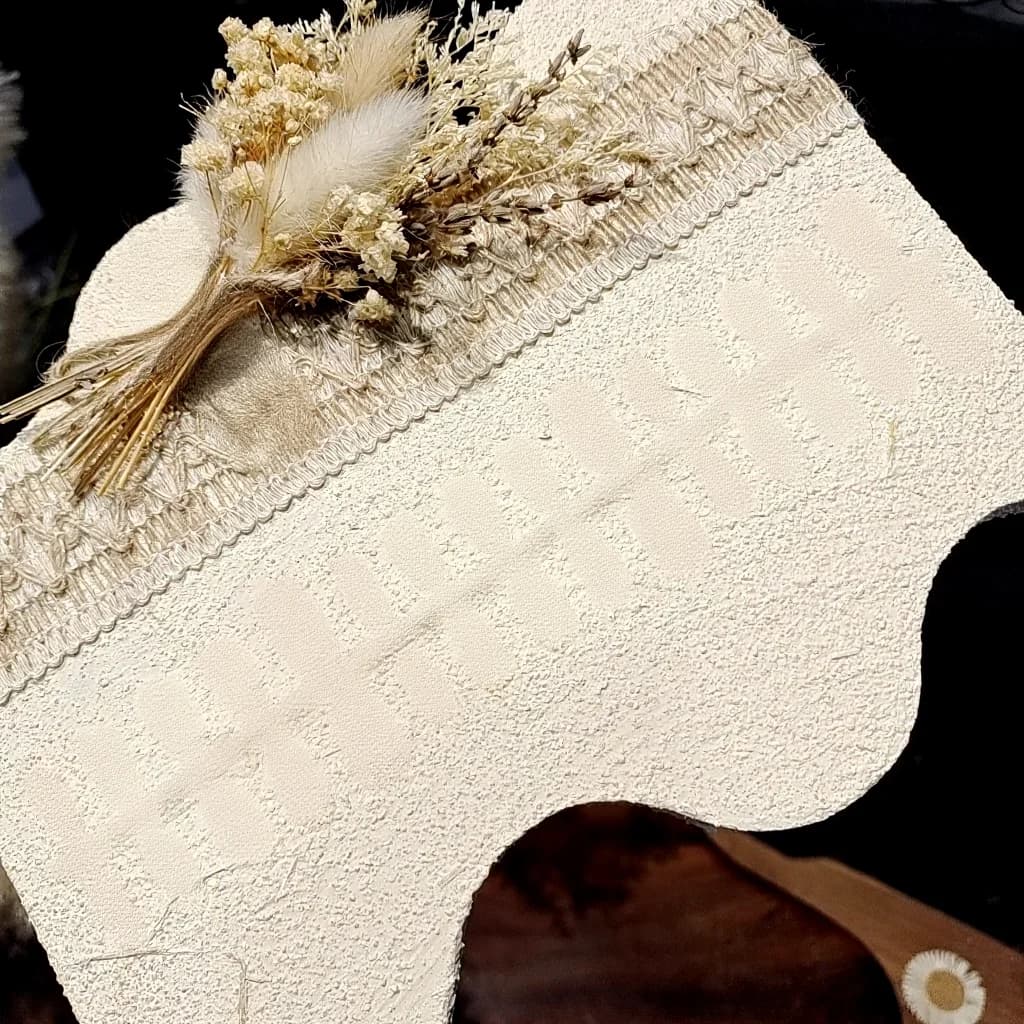 Faux Ongles Œil de Chat Floraux Cinabre avec Perles de Verre