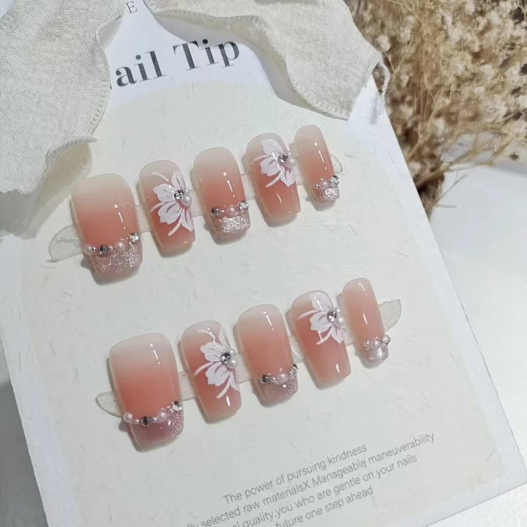 Faux ongles Cat Eye lys avec perles et strass