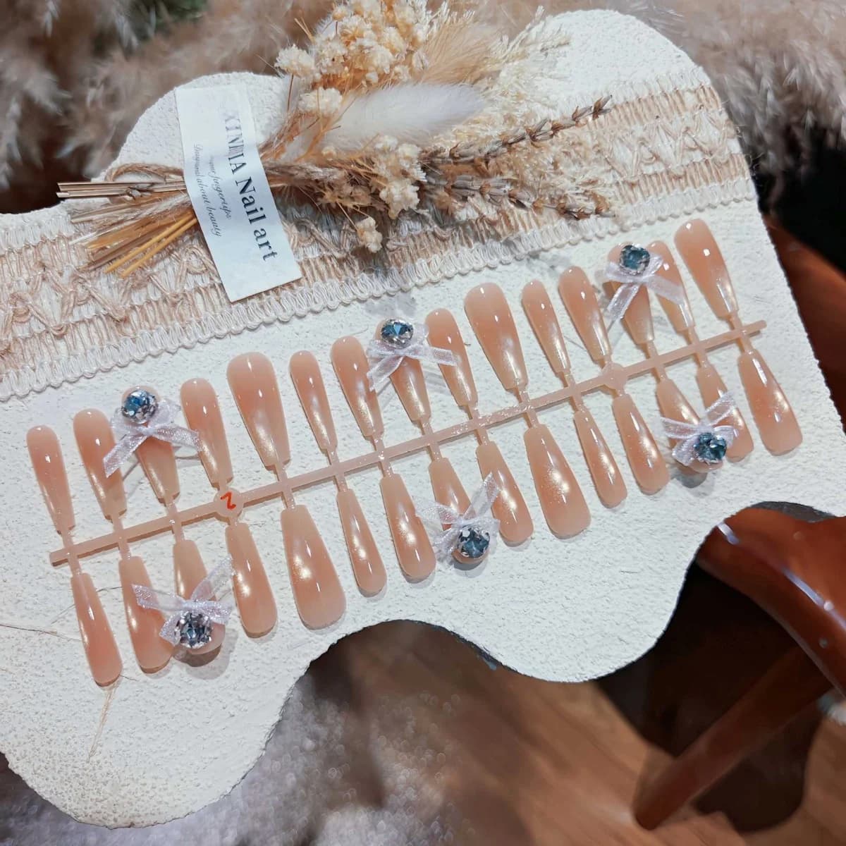 Faux ongles œil de chat jade satiné et or avec nœud, style doux et cool