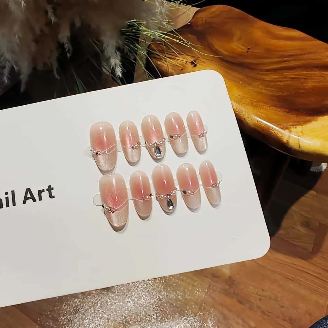 Faux ongles effet œil de chat avec strass et nœuds