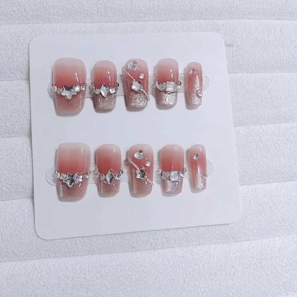 Faux ongles à motifs cœurs et finition pailletée