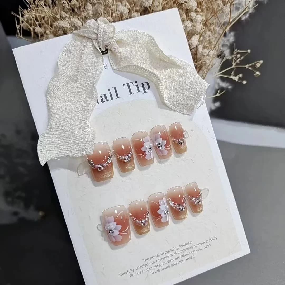 Faux ongles courts en cercueil, effet œil de chat floral avec strass