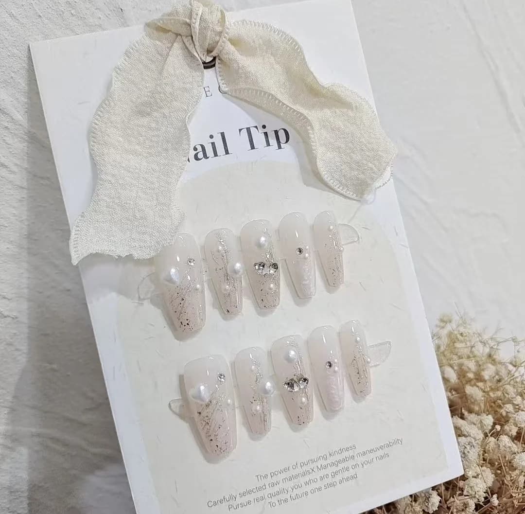 Faux ongles perles et strass, forme tapered moyenne