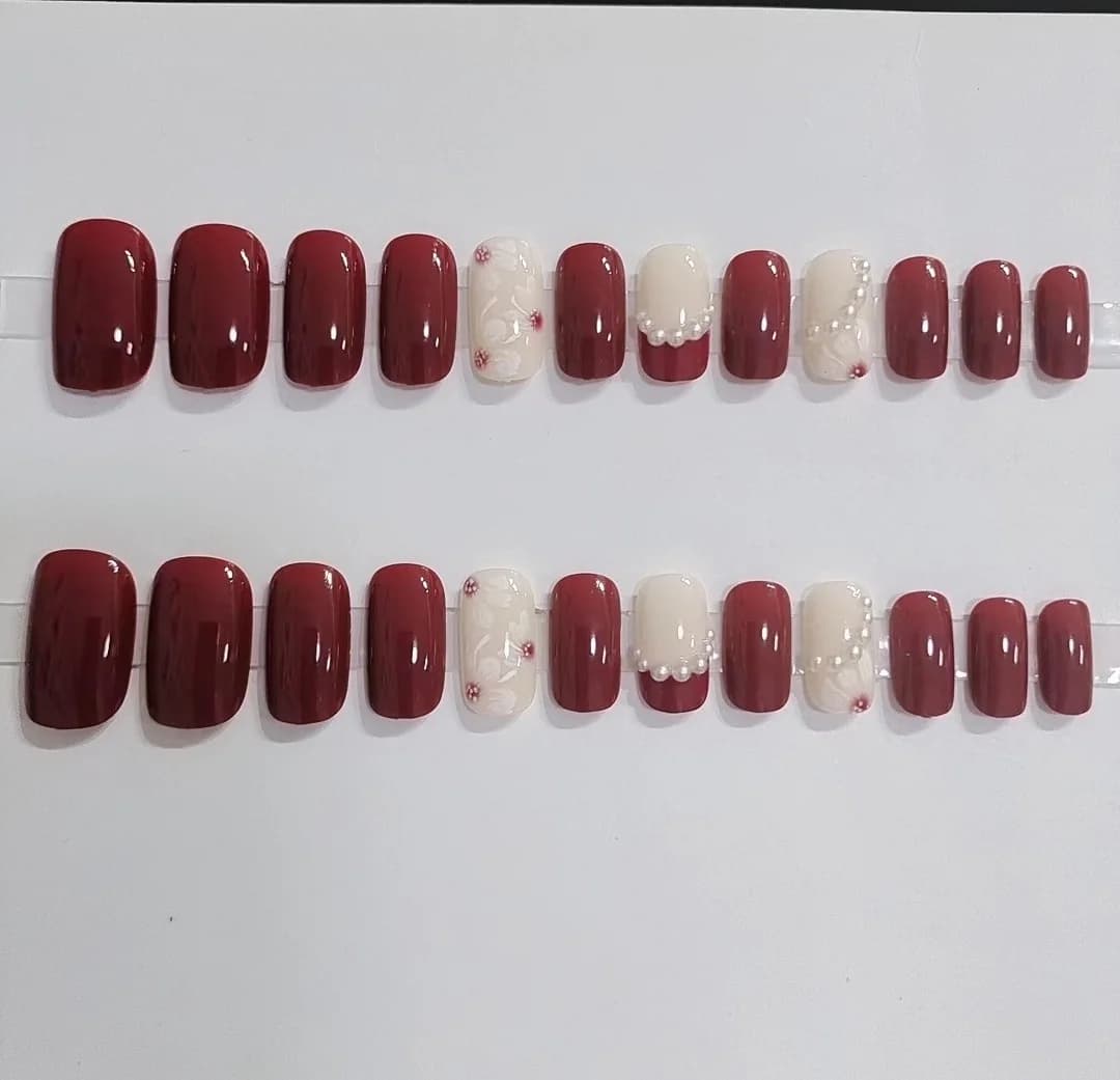 Faux ongles moyens rouges style Lolita doux