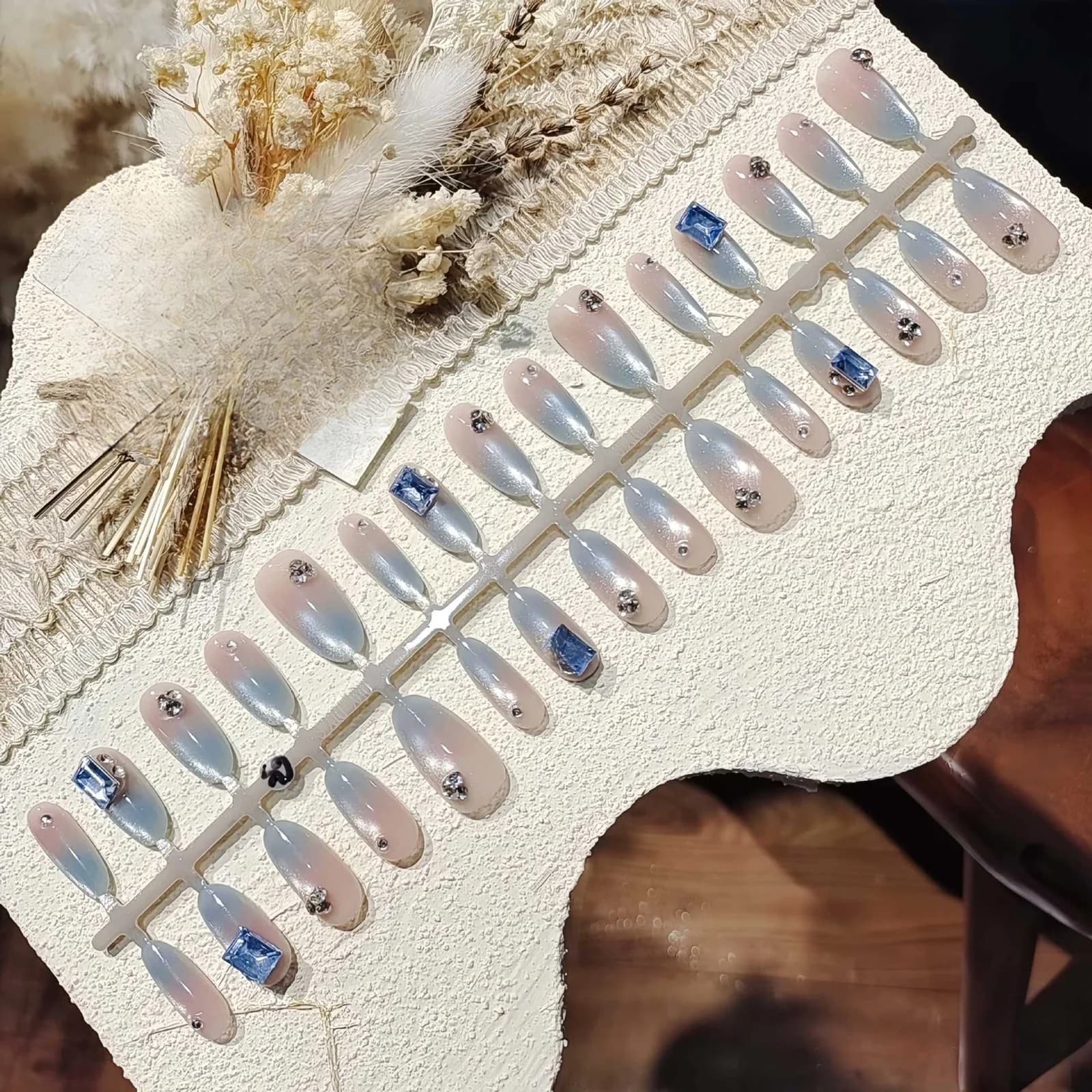 Faux Ongles Œil de Chat Bleu Glacé avec Dégradé Paillettes Moyen Ovale