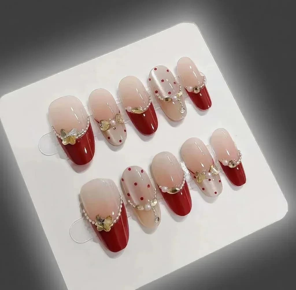 Faux Ongles Œil de Chat Rouge avec Strass Moyen Ovale