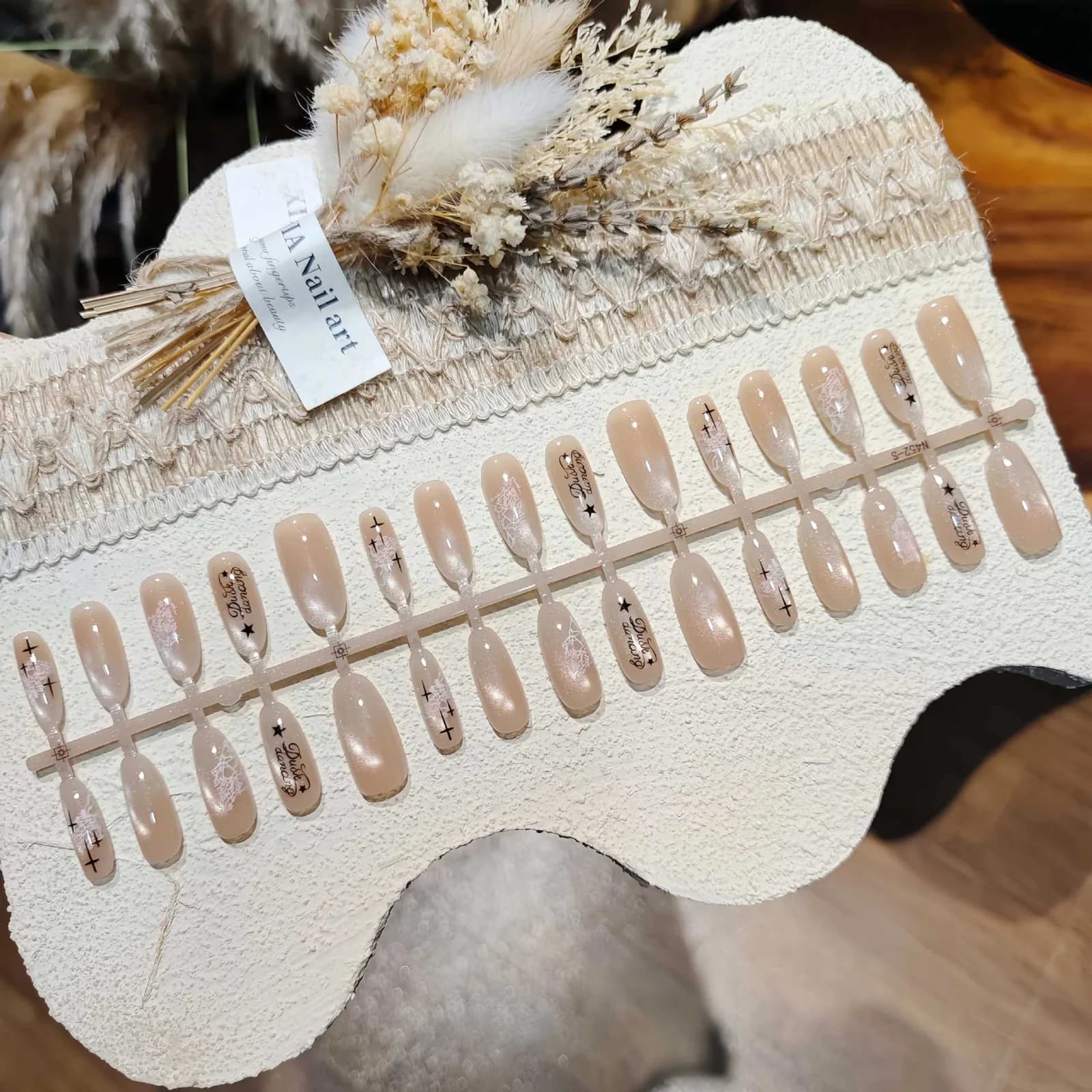 Faux ongles Œil de Chat Blanc Laiteux, Forme Ovale Moyenne, 30 Pièces