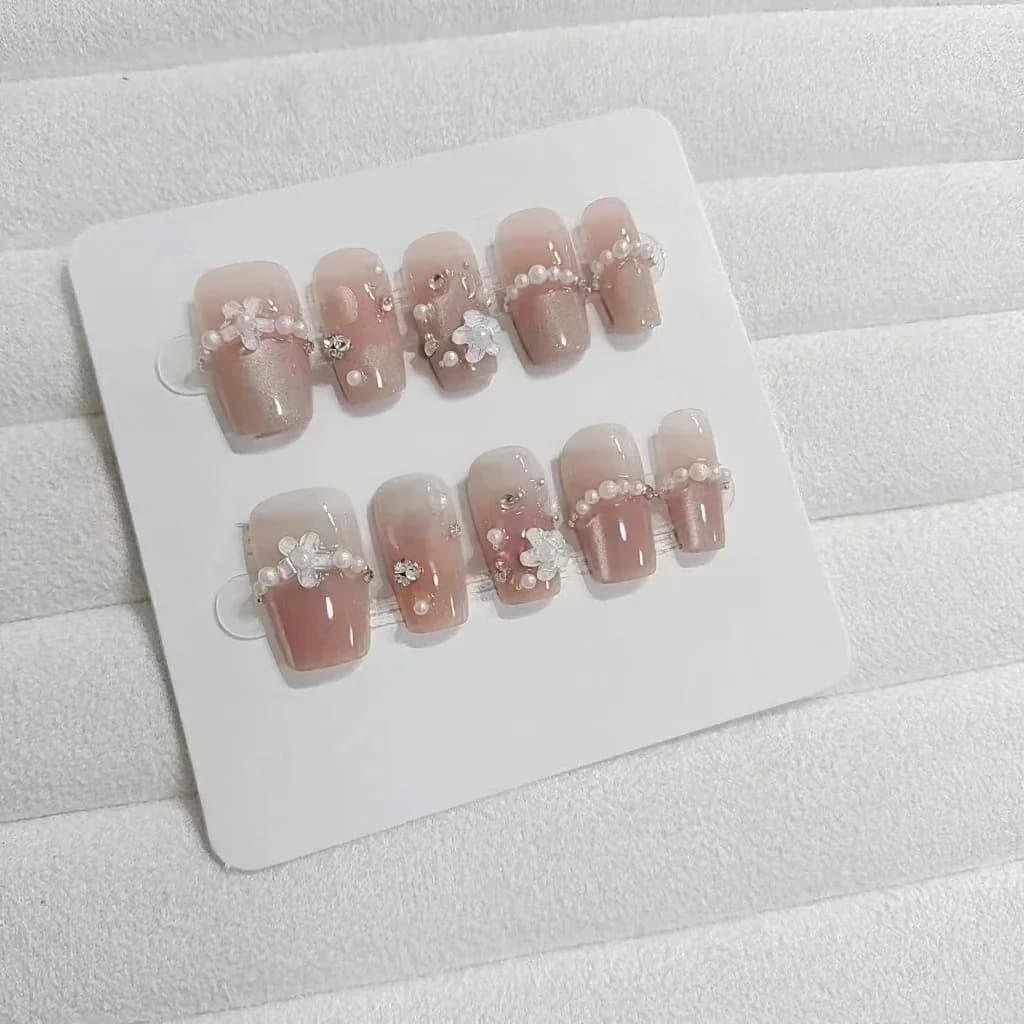 Faux Ongles Œil de Chat Camélia Blanc avec Accents de Perles