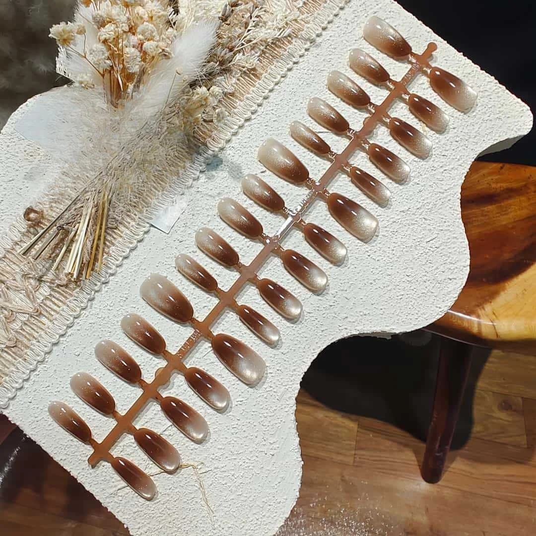 Faux Ongles Œil de Chat Dégradé Marron avec Effet Perle de Verre