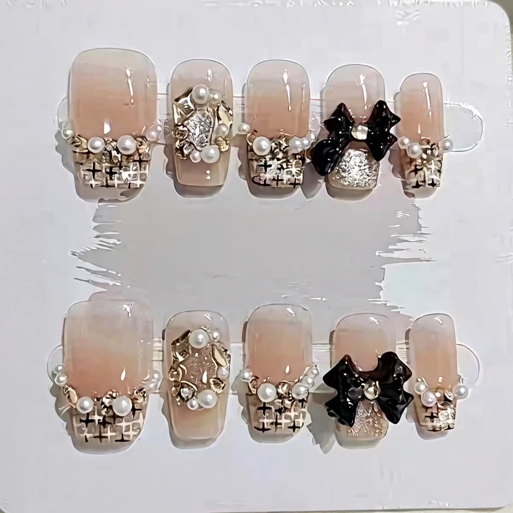 Faux ongles courts forme cercueil motif écossais papillon strass perle