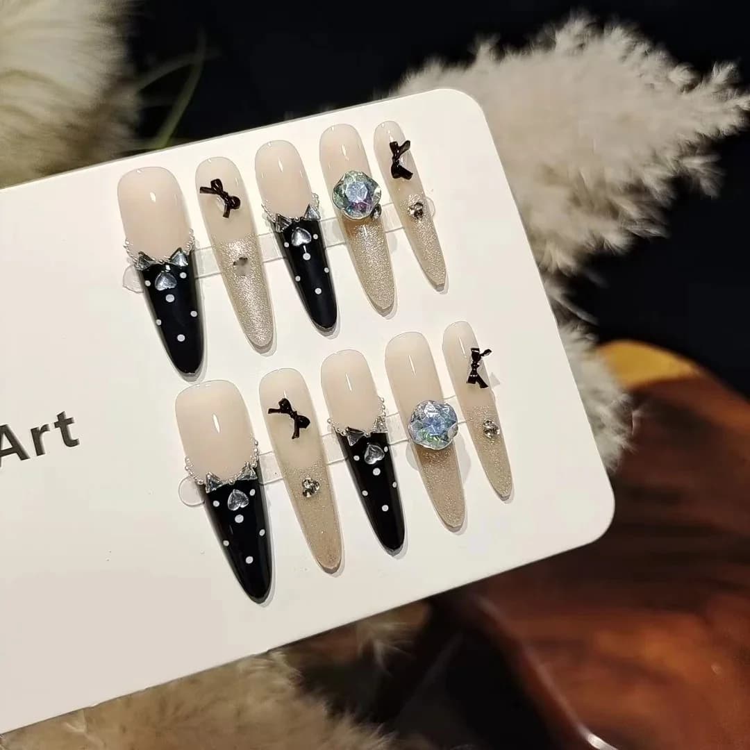 Ongles à enfiler papillon noir strass, manucure paillettes œil de chat