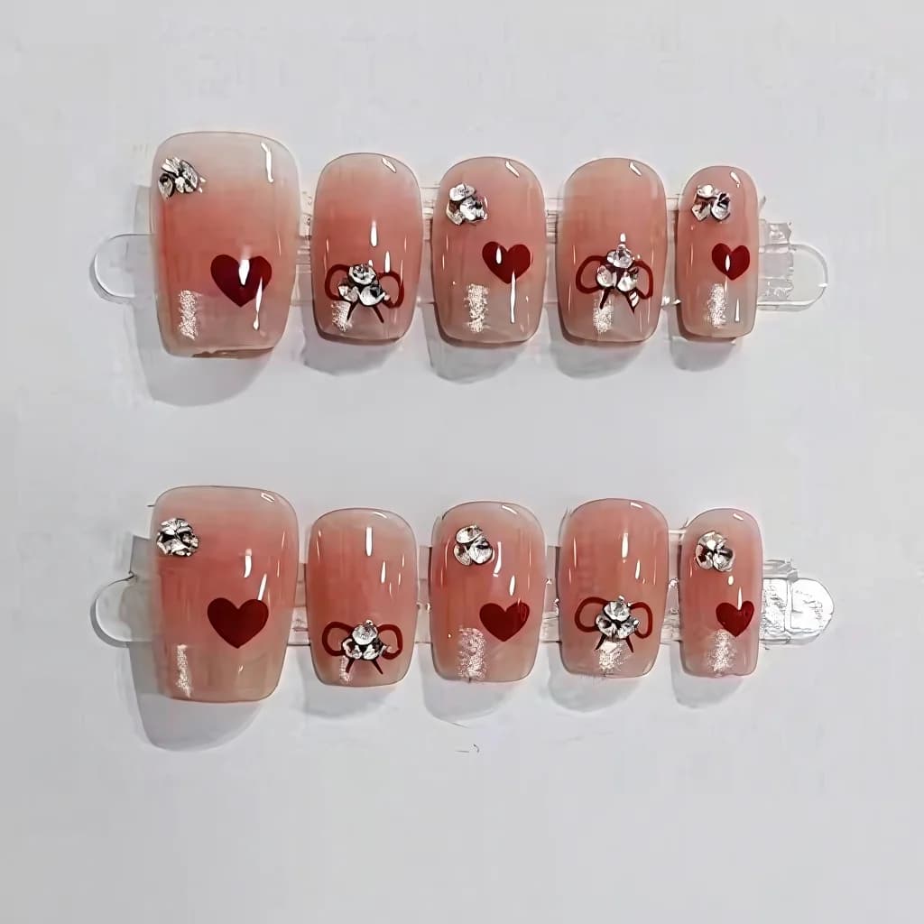 Ongles à poser courts carrés French Sweetheart avec cœurs et nœuds