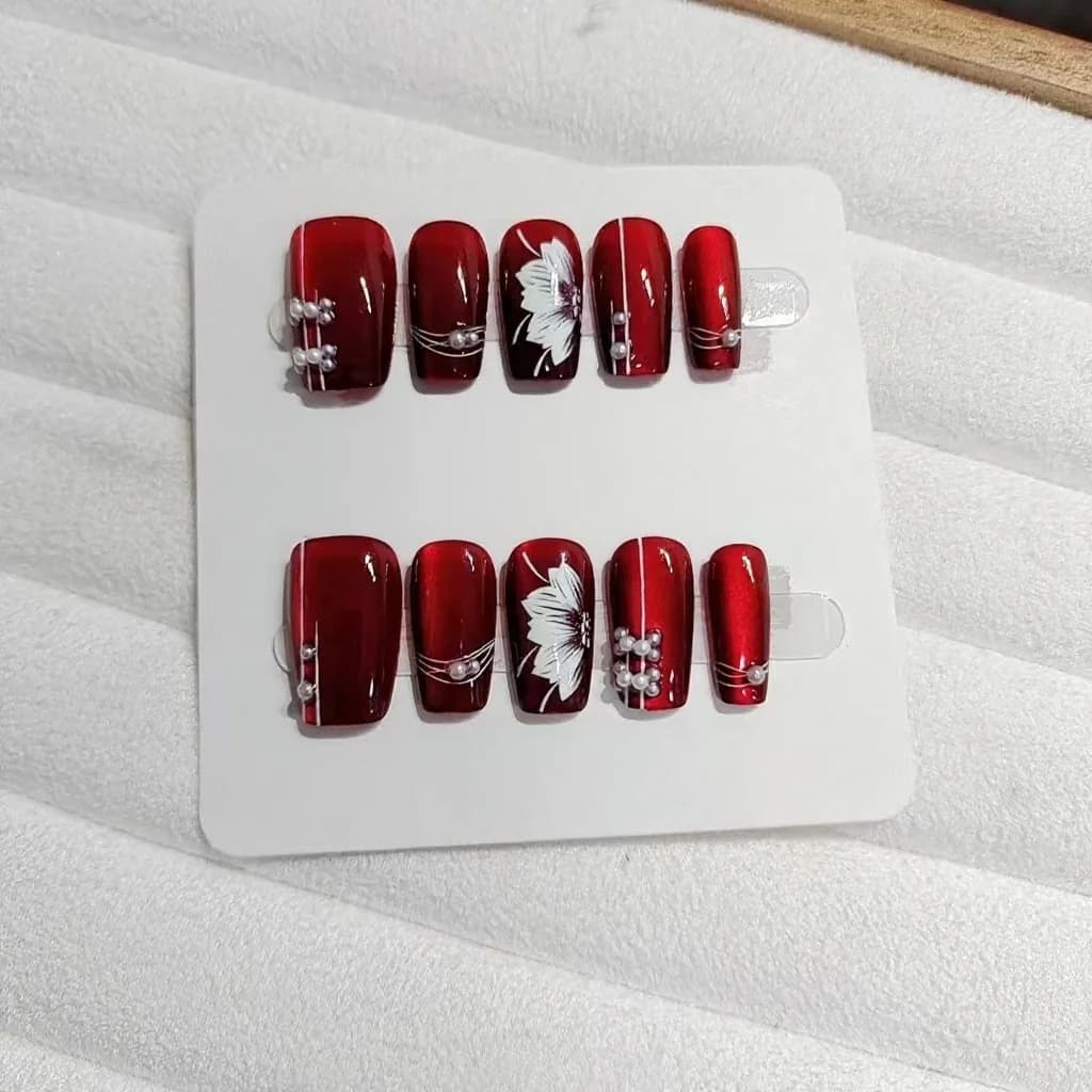 Faux ongles rouges floraux, forme cercueil moyenne, finition pailletée, 10 pièces