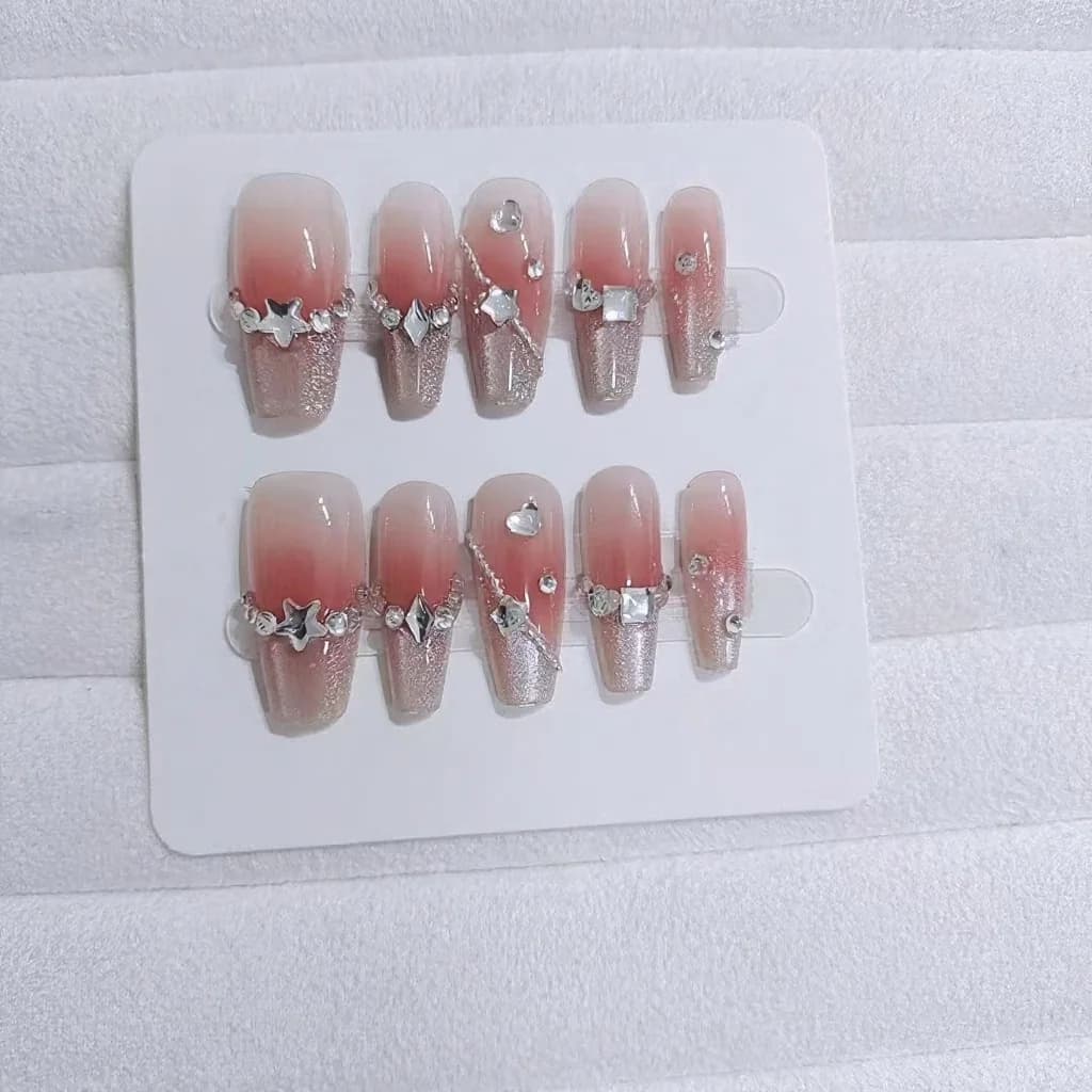 Faux ongles à motifs cœurs et finition pailletée