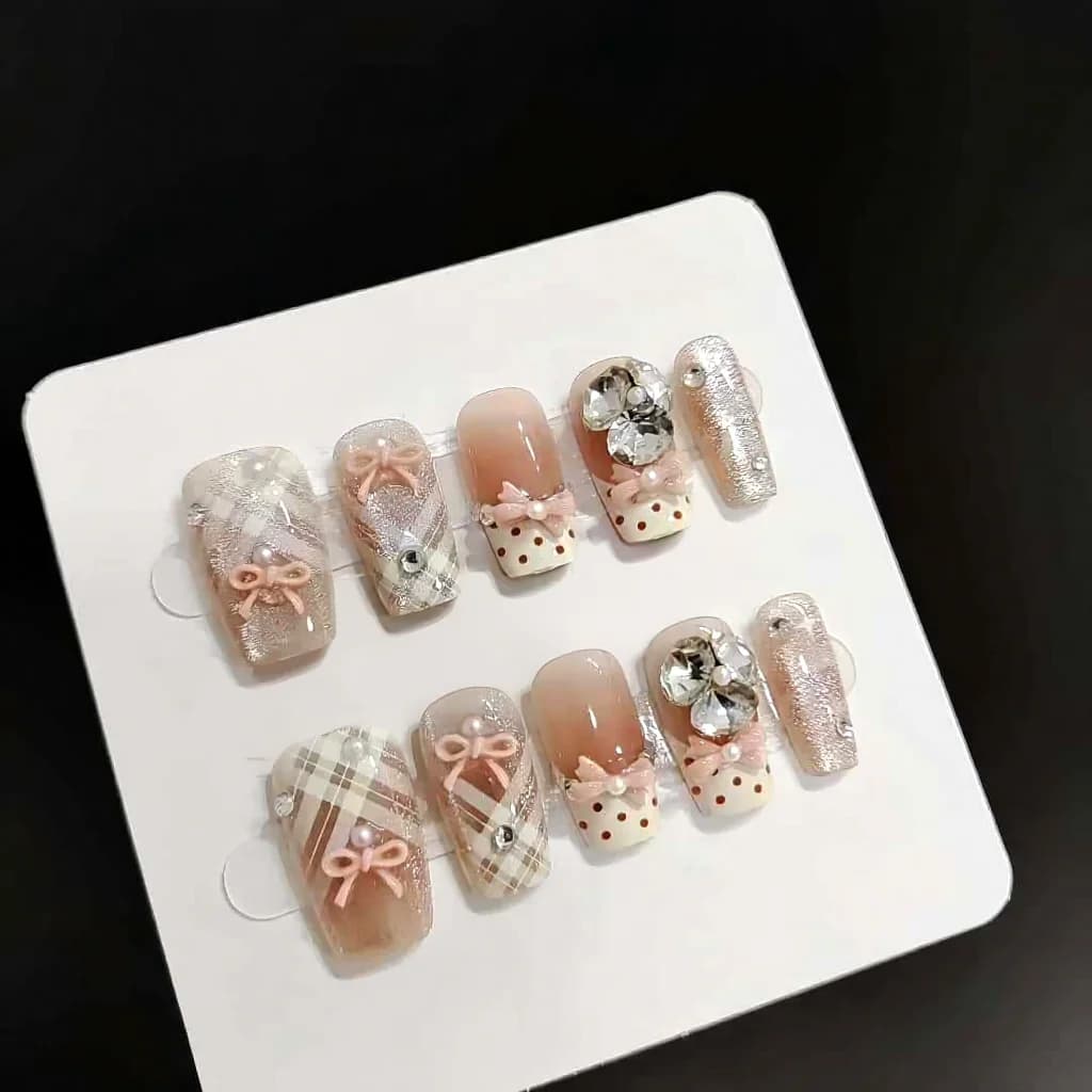 Faux Ongles French Tip Crème Lys Œil de Chat Court Cercueil 30 Pièces