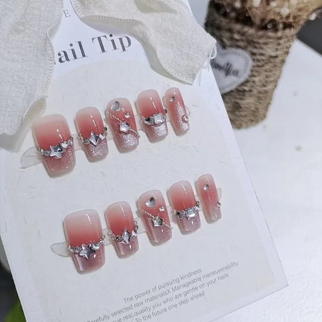Faux ongles à motifs cœurs et finition pailletée