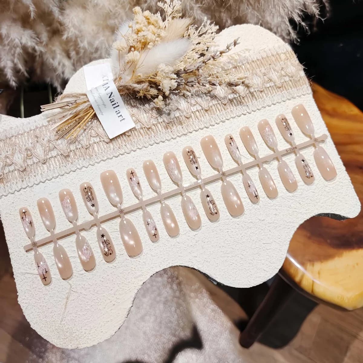 Faux ongles Œil de Chat Blanc Laiteux, Forme Ovale Moyenne, 30 Pièces
