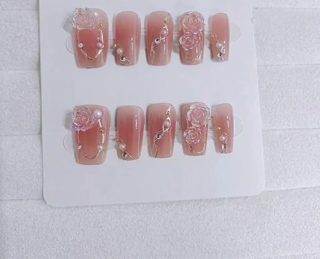 Set de Manucure Faux Ongles Camélia Doré Design Floral Style Doux