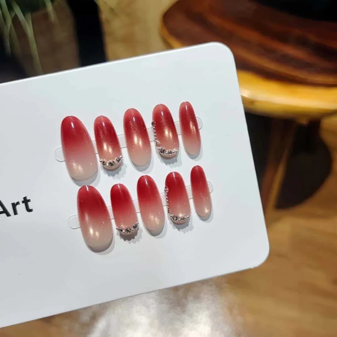 Faux ongles rouges effet œil de chat avec strass, forme ovale moyenne