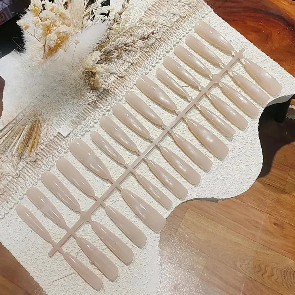 Faux ongles nude pailletés dorés effet œil de chat et perles de verre