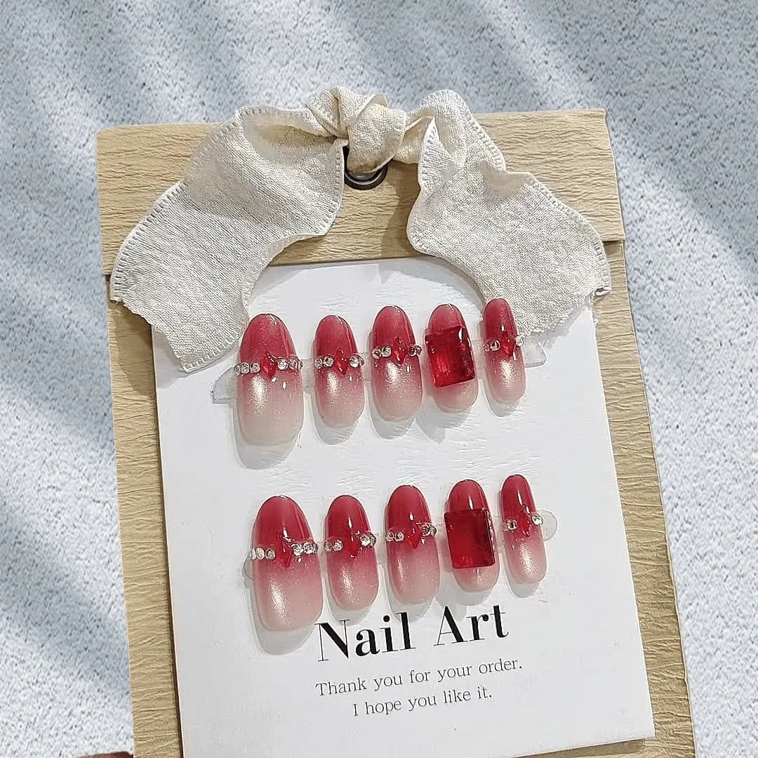 Faux Ongles Œil de Chat Strass Rouges, Forme Ovale Moyenne, 30 Pièces