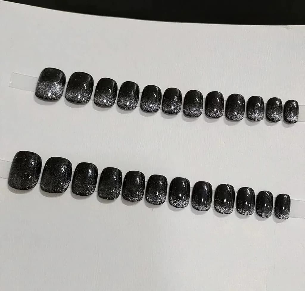 Faux Ongles à Presser Courts Œil de Chat Cristal Noir Finition Pailletée