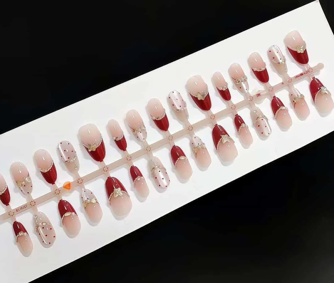 Faux Ongles Œil de Chat Rouge avec Strass Ovale Moyen