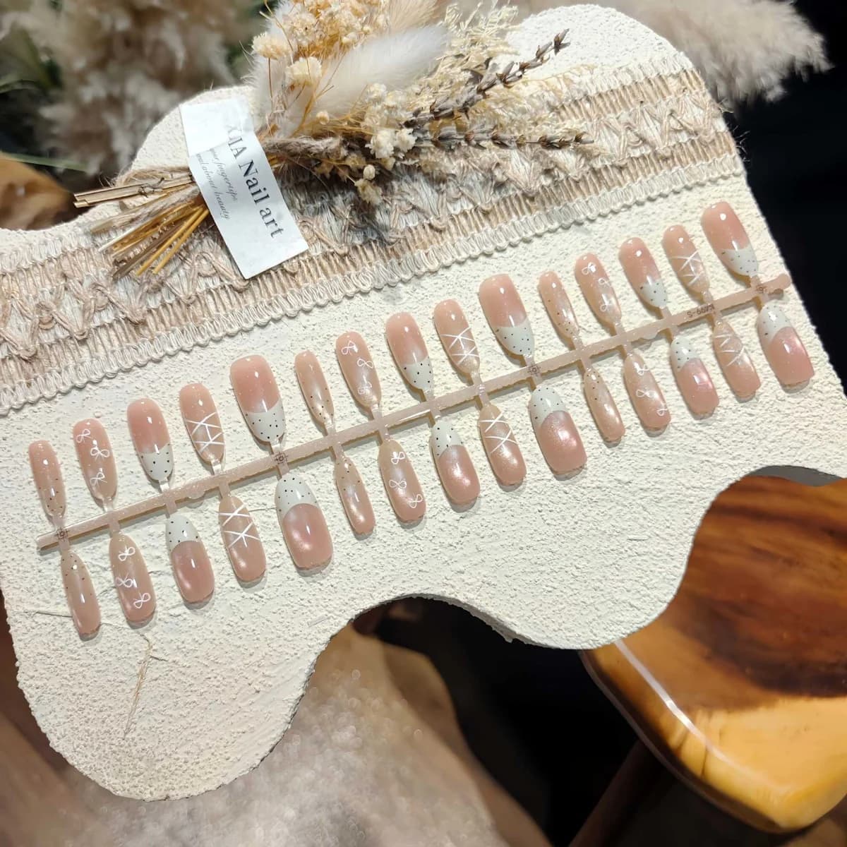 Faux Ongles Œil de Chat Blanc Laiteux Ovales Moyens Style Gel Souple