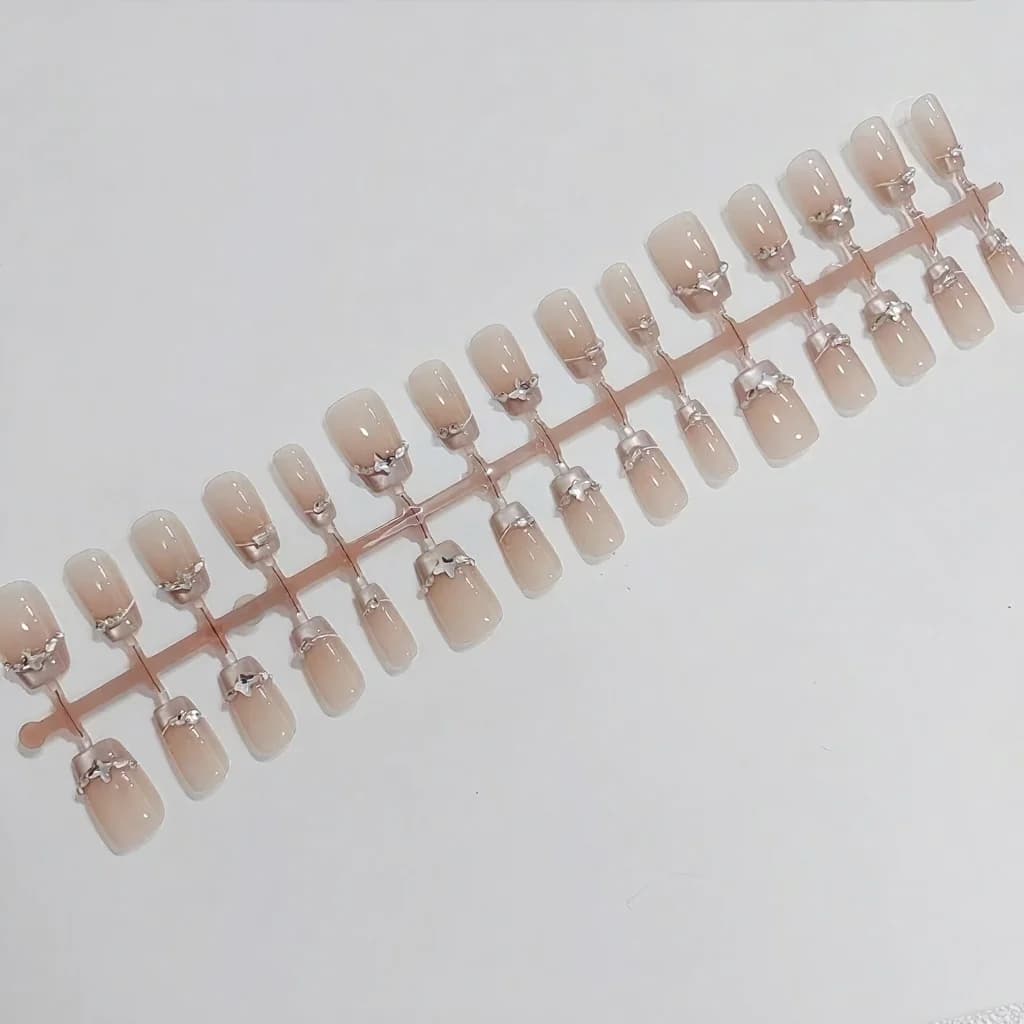 Faux ongles French avec strass papillon et effet œil de chat
