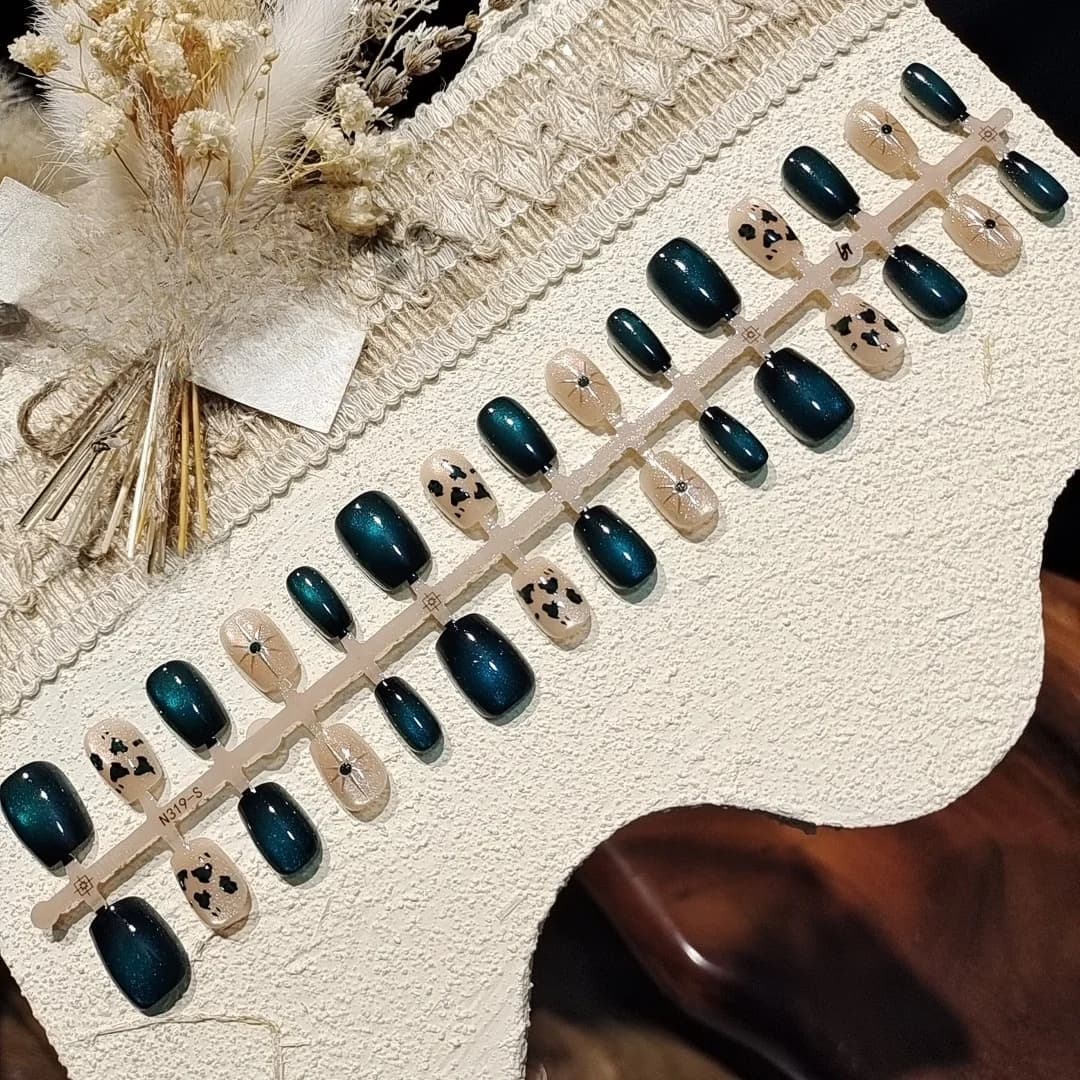 Faux ongles courts ballerine vert foncé effet œil de chat