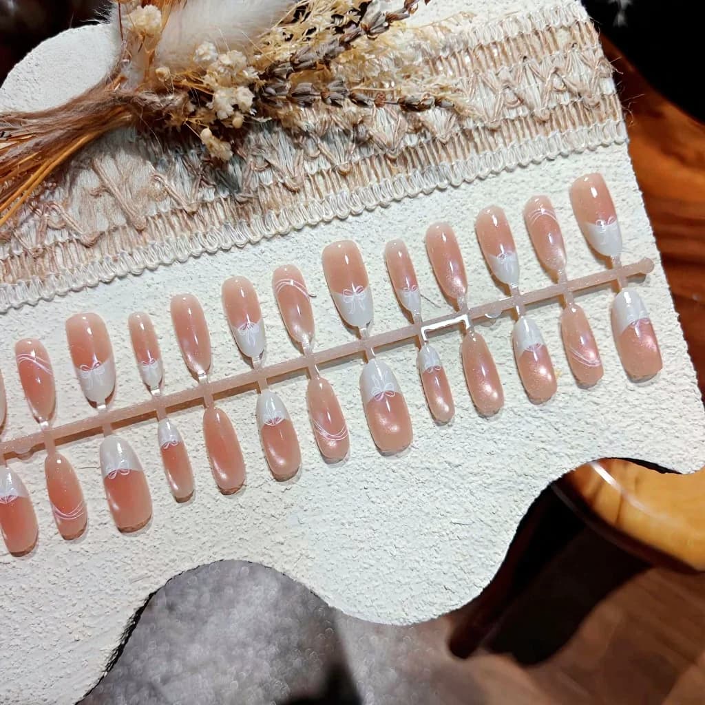 Faux Ongles Œil de Chat Blanc Laité, Forme Ovale Moyenne, 30 Pièces