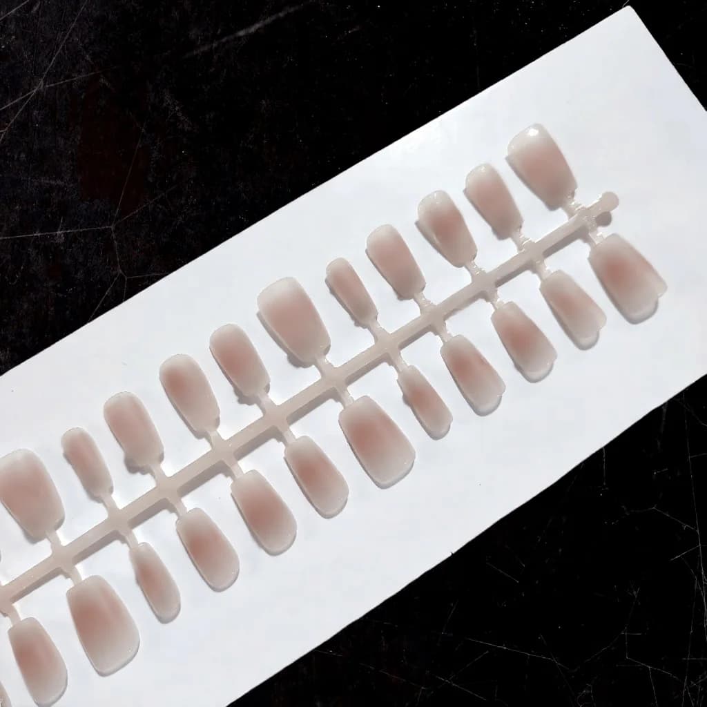 Faux Ongles à Presser Ailes de Papillon Court Cercueil Paillettes Argentées 30 Pièces