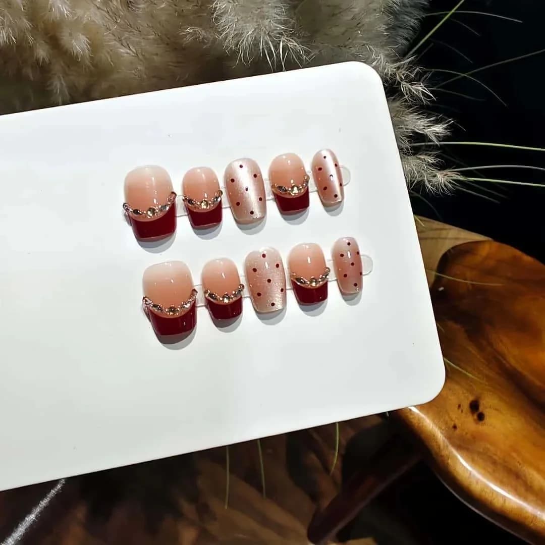 Faux ongles œil de chat marron rouge avec strass
