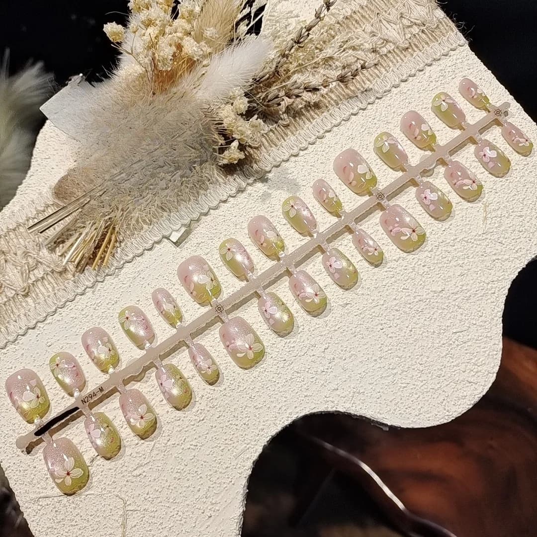Faux ongles effet œil de chat avec poudre miroir et strass