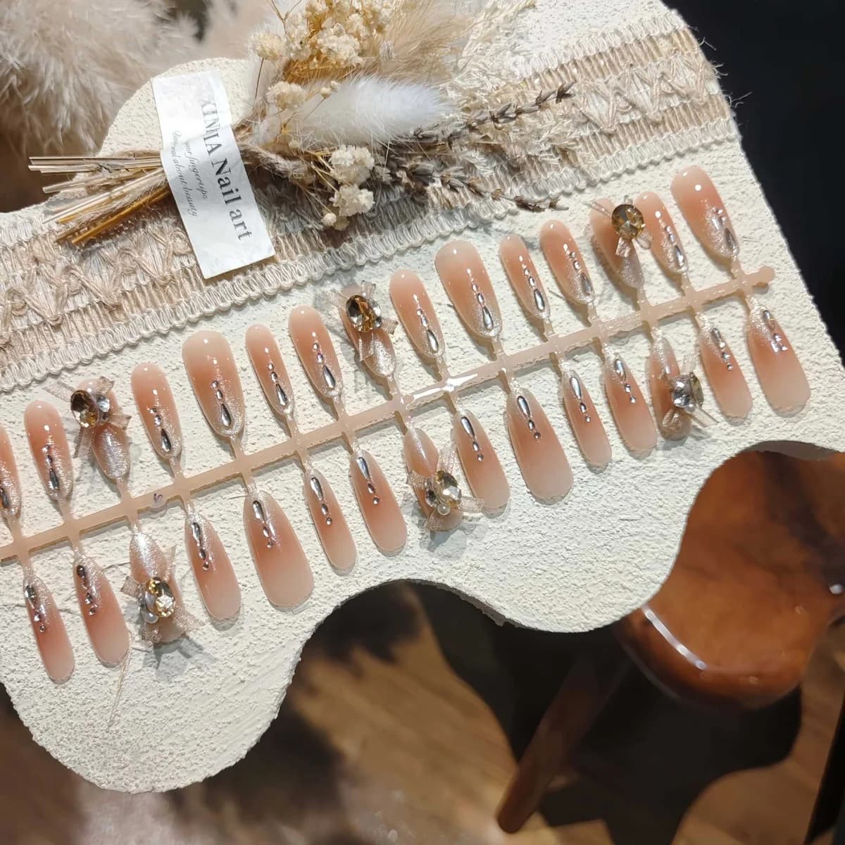 Faux Ongles Œil de Chat Rêve Parisien avec Strass et Ruban