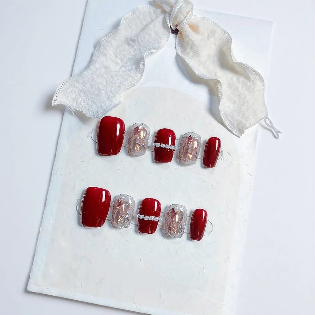 Faux ongles rouges avec chaîne et strass aurore, forme ballerine courte